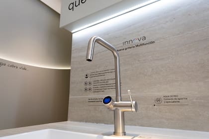 Innova llegará al mercado a mediados de 2026, integra agua filtrada y suma una funcionalidad inédita: la posibilidad de obtener, desde una misma grifería, agua natural, fría, caliente (a temperatura mate) o soda.