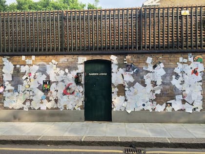 Innumerables cartas de fanáticos se localizan en la puerta de la mansión de Freddie Mercury