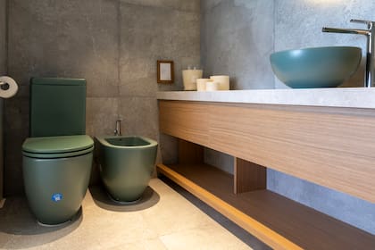 Inodoro y bidet Fontana junto a la bacha Persis en el nuevo tono verde oliva, en el espacio 102 de Ivan Nahas y Paula Inglese.