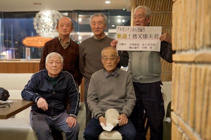 Inomata en Japón junto con amigos, que se convocaron para cenar con él durante el viaje de filmación.