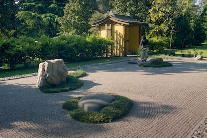 Inomata trabajando en un jardín seco.