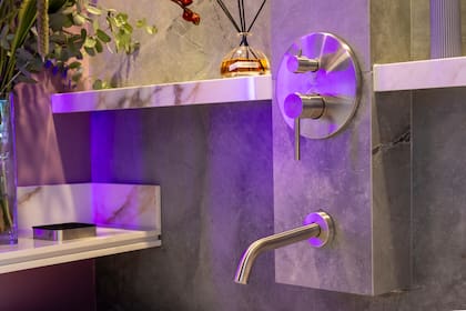 Inox One, juego de ducha y jabonera.