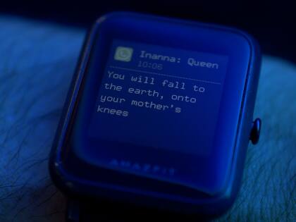 Inquietantes advertencias escritas hace 2500 años por civilizaciones ya desaparecidas llegan por WhatsApp a un reloj inteligente