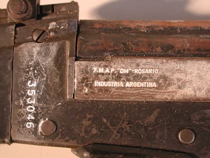 Inscripción de la Fábrica Militar de Armas Portátiles de Rosario en una ametralladora hallada en las favelas de Río de Janeiro