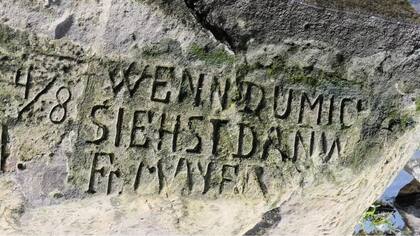 Inscripción en la piedra del hambre de Děčín: «Wenn du mich siehst, dann weine» («Si me ves, llora»)