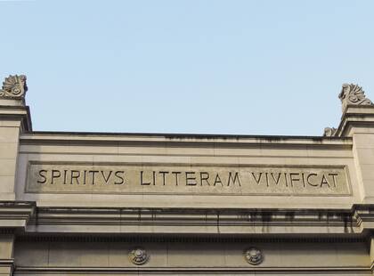 Inscripción latina por calle Tucumán, respecto a que el espíritu le da vida a las letras.
