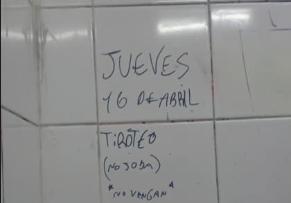 Inscripciones en un baño de la Esculea Técnica Huergo, en Caballito