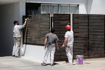 Uno de los pintores fue sorprendido por delincuentes mientras trabajaba en una casa de Villa Sarmiento