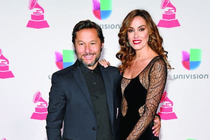 Diego Torres y Débora Bello en la alfombra roja de un exclusivo evento 