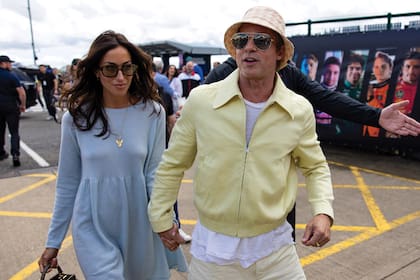 Inseparable de su novia, Brad lleva campera de pana, remera básica, pantalones sport y piluso de pata de gallo en otra jornada de prensa.