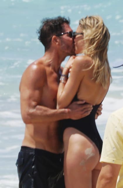 Inseparables, Carla y Diego se besan frente al mar. Si bien llevan siete años juntos, el 14 de junio cumplieron dos años de casados