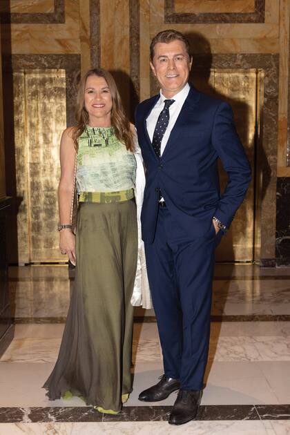 Inseparables, Constanza Feraud y Gabriel Corrado (con traje de Rochas) sonrieron a las cámaras.