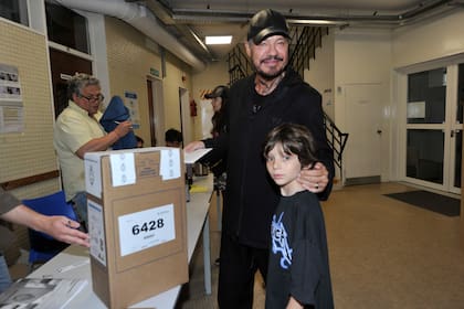 Inseparables: Marcelo Tinelli fue a votar con su hijo Lorenzo