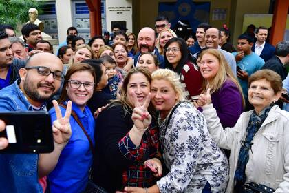 Insfrán, aquí rodeado de partidarios al salir de votar, busca su séptimo mandato consecutivo