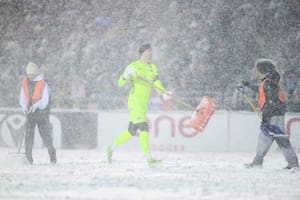Insólito episodio en el fútbol canadiense: uno de los arqueros frenó el partido para palear la nieve
