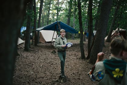 Daniel Bos, un boy scout, se prepara antes de una "soltada"