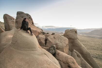Insólitos conos de arenisca en el camino del Zeballos.