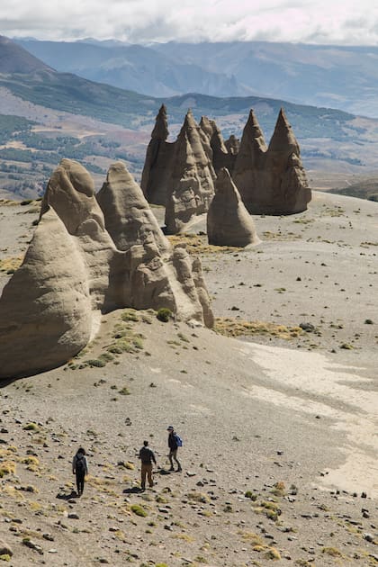 Insólitos conos de arenisca en el camino del Zeballos.