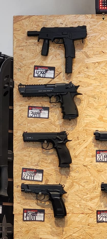 Inspección y clausura en El Gordo, un importador mayorista que figura en los registros como bazar, pero que en realidad vende réplicas de armas y cuchillos de caza sin autorización