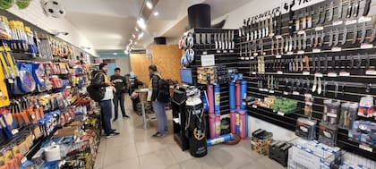 Inspección y clausura en El Gordo, un importador mayorista que figura en los registros como bazar, pero que en realidad vende réplicas de armas y cuchillos de caza sin autorización