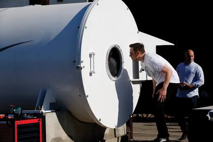 Inspeccionando el Hyperloop, que va a transportar gente de ciudad a ciudad en tiempo récord