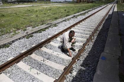 Inspecciones periódicas permiten detectar daños en los durmientes; con una o dos cruces se marcan daños de distinta magnitud.