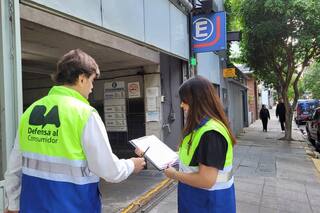 Varios estacionamientos cerca de River fueron sancionados por cobrar extra en los shows de Coldplay