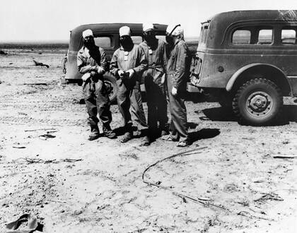 Inspectores en el sitio de la prueba Trinity usaron equipo de protección antes de ingresar al lugar de la detonación
