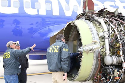 Inspectores revisan la turbina del avión de Southwest Airlines