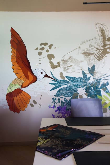 Inspiración y tributo en un rincón de su espacio. "Para todos los ambientes elegí un aroma de naranja y pimienta, que me pareció ideal para esta propuesta y para la temporada".