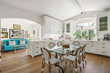Inspirada en una casa de campo, la cocina es uno de los espacios más destacados, muy espaciosa y con el blanco como color dominante.