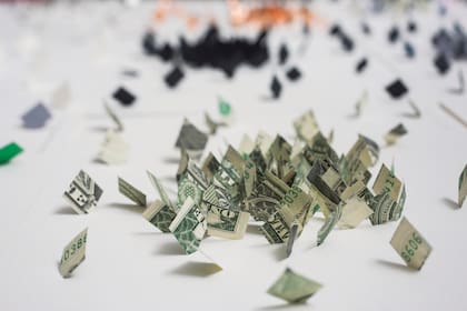 Inspirada en una frase que repetía para hablar de felicidad, Sara creó una técnica perforando el papel. En 2016 hizo las primeras series de “Papelitos de colores”, y hoy sumó metales, billetes de un dólar y acetatos, entre otros materiales.