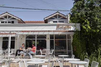 Inspirado en el art Nouveau belga, el local desembarcó en 2024 en City Bell