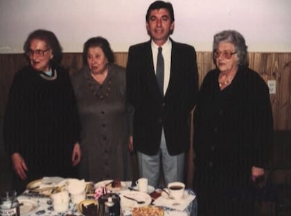 Inspirado en la venta Tupperware en la clase de cocina a la que asistía su esposa, Wilder comenzó con las primeras demostraciones sobre el uso de las cacerolas