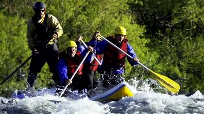Inspirados en la actividad que se lleva a cabo en Hawaii, el paddle rafting fue adaptado a los rápidos rios de montaña en Bariloche