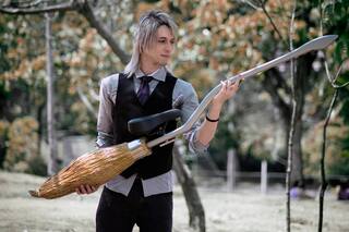 Crearon un monopatín-escoba para "volar" como Harry Potter