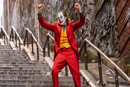 Joaquin Phoenix y una de las escenas más comentadas (e imitadas) de Guasón, estrenada con enorme éxito en 2019