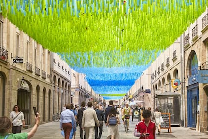 Instalación artística en la ciudad francesa de Rennes que aporta sombra a la peatonal.