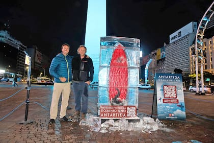 Instalación con bloques de hielo y una tabla de surf en el obelisco para tomar conciencia y juntar firmas para la creación de un área marina protegida en la Antártida.