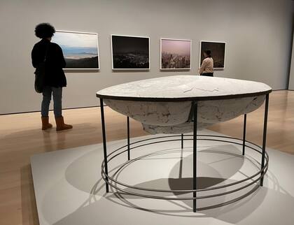 Instalación de Adrián Villar Rojas en la muestra Recuerdos elegidos