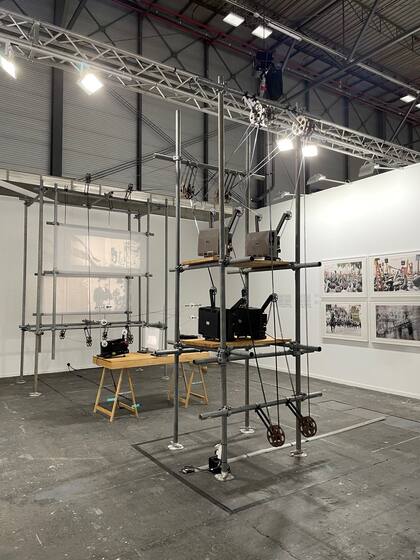 Instalación de Andrés Denegri de la serie Éramos esperados (2013-2022) en la feria ARCO 2022, donde la galería Rolf Art fue reconocida con el premio Lexus al mejor stand y al mejor contenido artístico de la feria madrileña