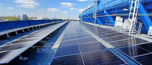 Llenaron la terraza del estadio con paneles solares para conseguir un récord