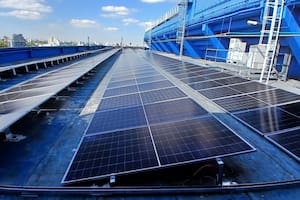 Llenaron la terraza del estadio con paneles solares para conseguir un récord