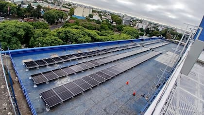 Instalación de paneles solares en el estadio de Vélez Sarsfield