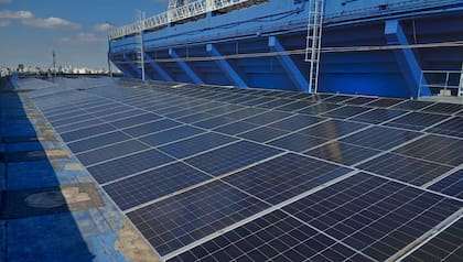 Instalación de paneles solares en el estadio de Vélez Sarsfield