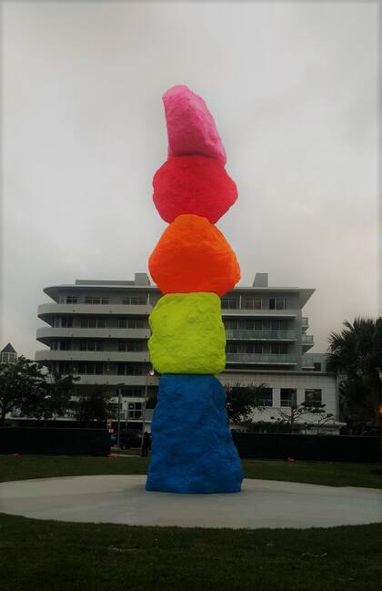 Instalación de Ugo Rondinone en el espacio público de Art Basel Miami