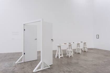 Instalación de Víctor Grippo, "La comida del artista (Puerta amplia- Mesa estrecha)", 1991