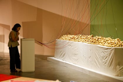 Instalación de Víctor Grippo realizada con papas