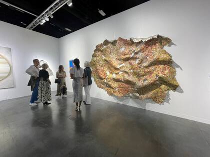 Instalación del africano El Anatsui, realizada con tapas de botellas, vendida en el stand de la galería Mnuchin por 1,75 millones de dólares