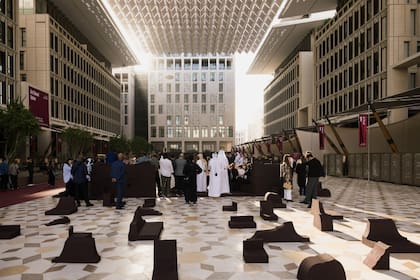 Instalación en un espacio público del distrito de diseño de Doha